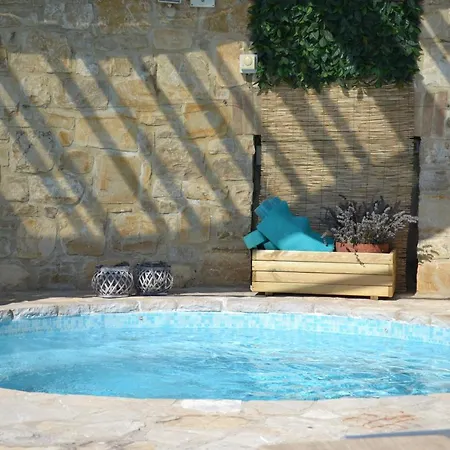 Sleeps 4 Pool Air Con Wifi